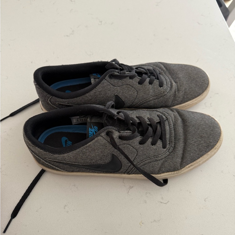 Nike dark grey shoes men